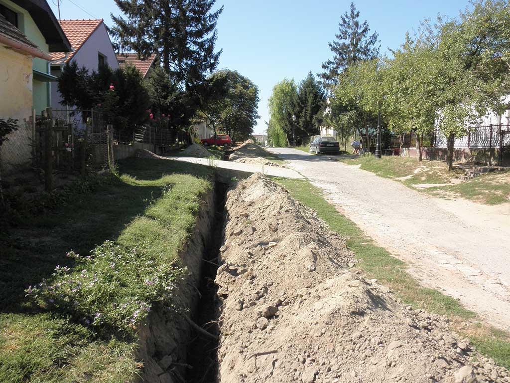 Kopačevo - Setting up pipes for gas pipeline (Vukmanić 2011)