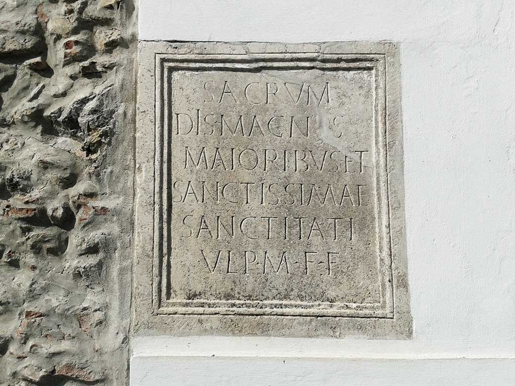 Lug - Rimska spolija u zidu Reformatorske crkve (Vukmanić 2013)