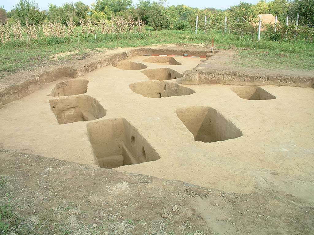 Zmajevac (Mocsolás) - Section of Late Roman necropolis (Filipović 2005)