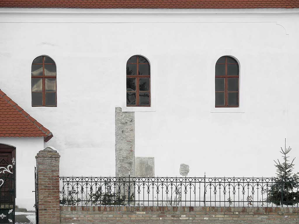 Lug - Rimske spolije uzidane u crkvu (Vukmanić 2014)